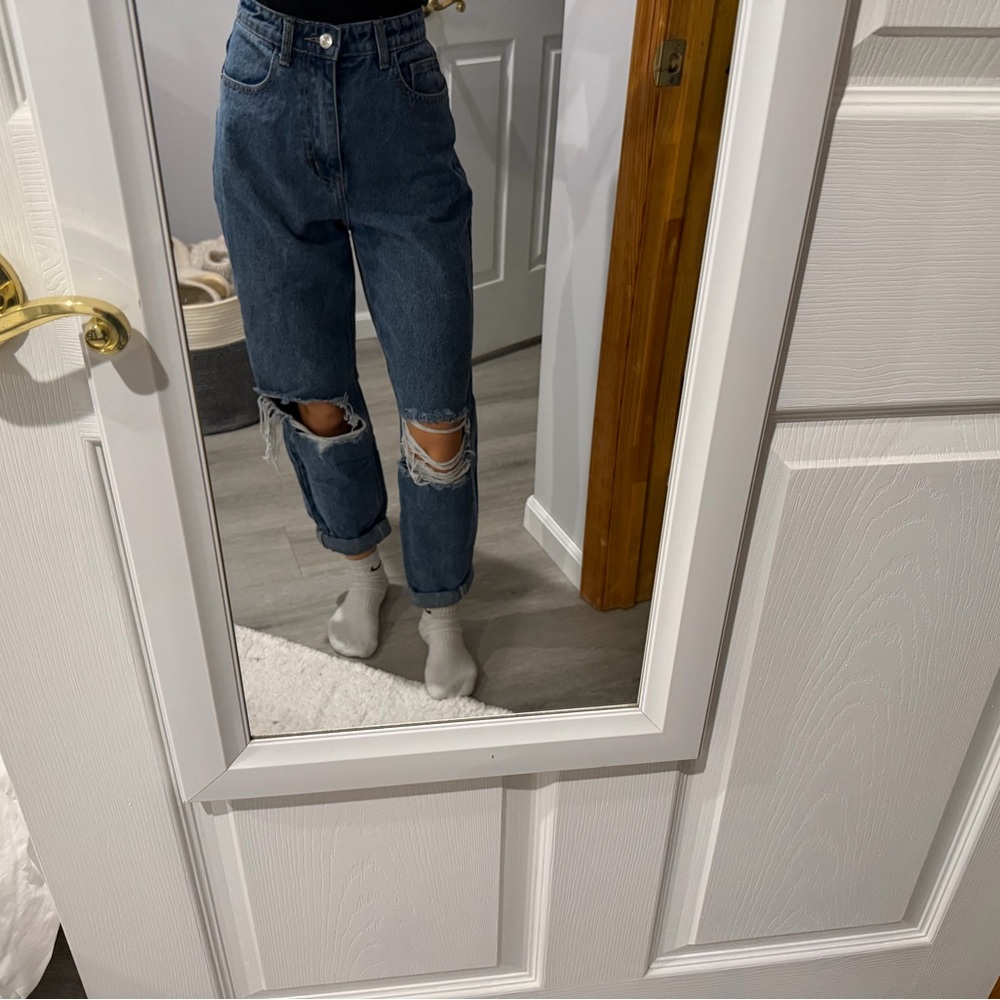 PrettyLittleThing navy mom jeans with distressed knees